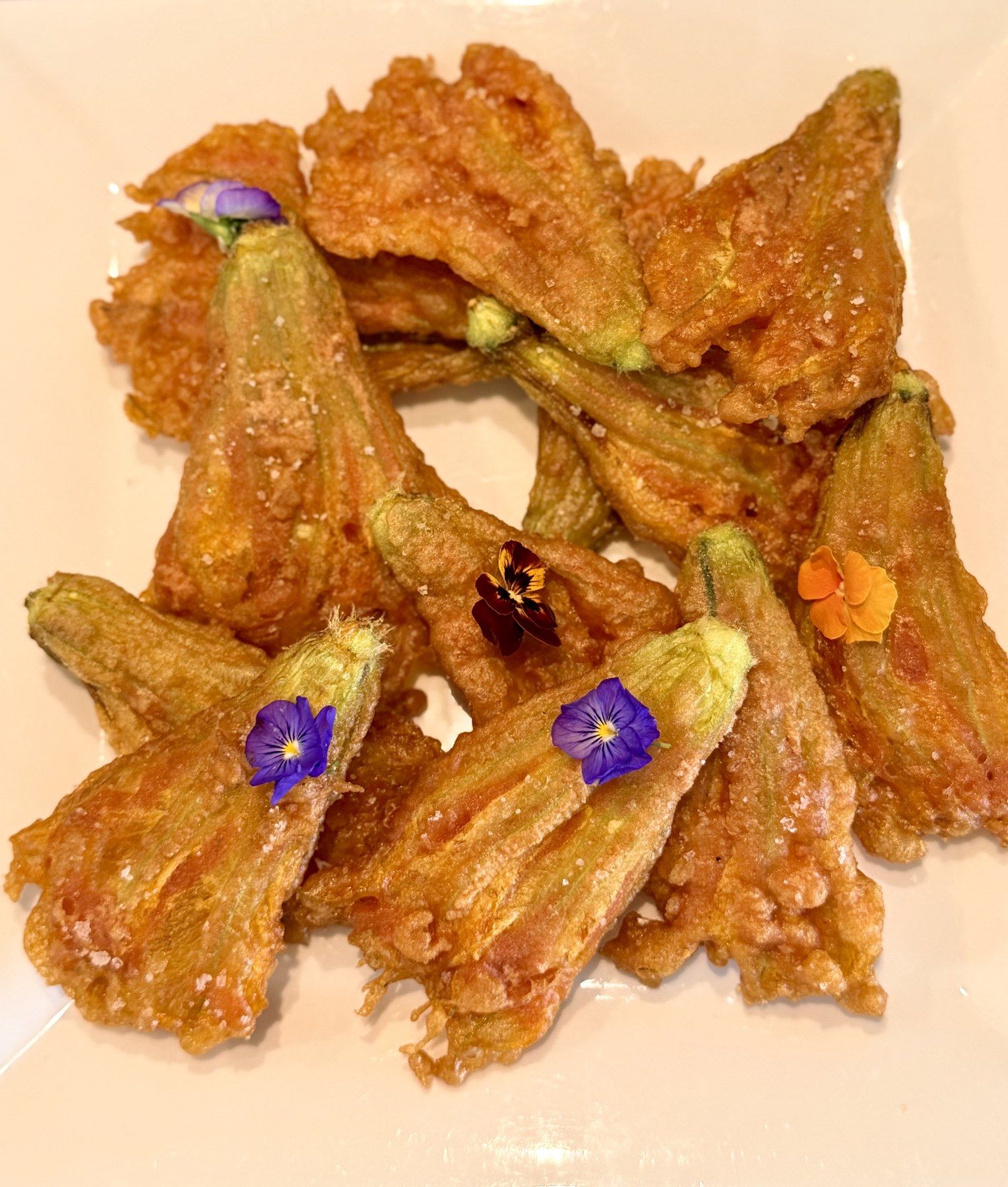 Beignets de fleurs de courgette, pensées comestibles.