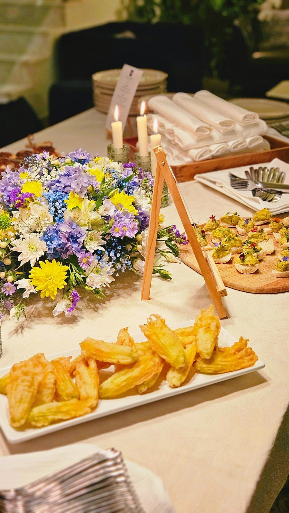 Buffet fleuri, beignets de fleurs de courgette.
