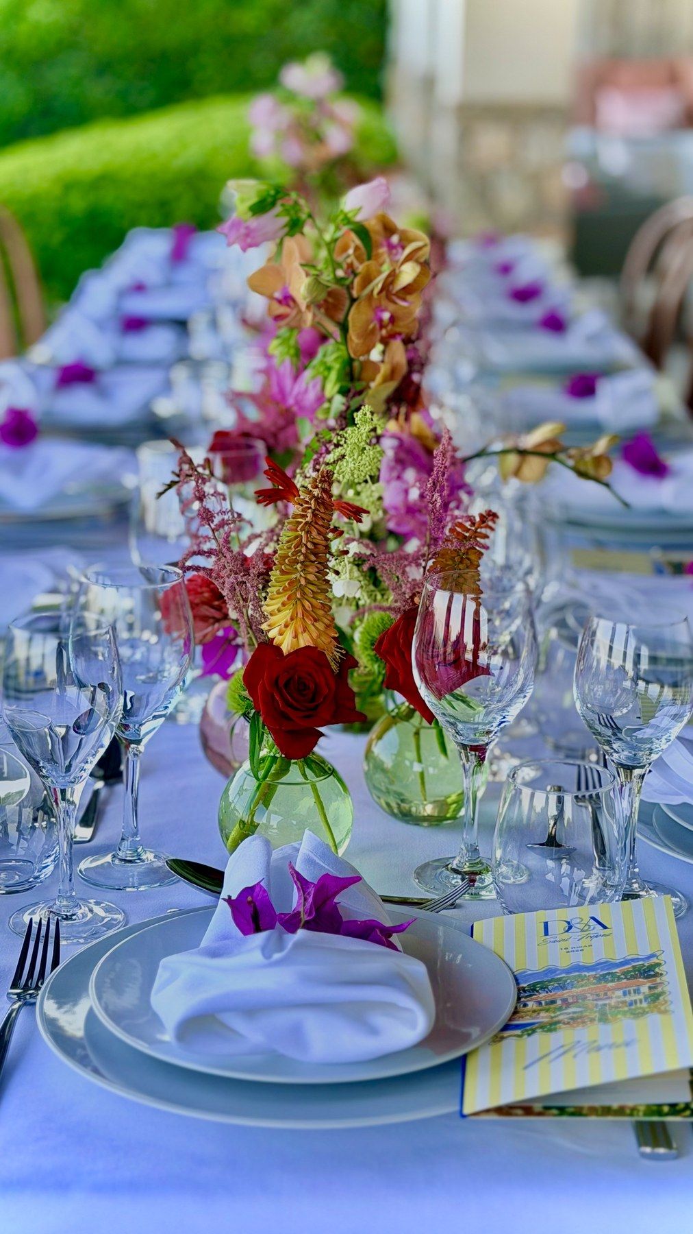 Centre de table fuchsia et menus imprimés sur lin lavande.