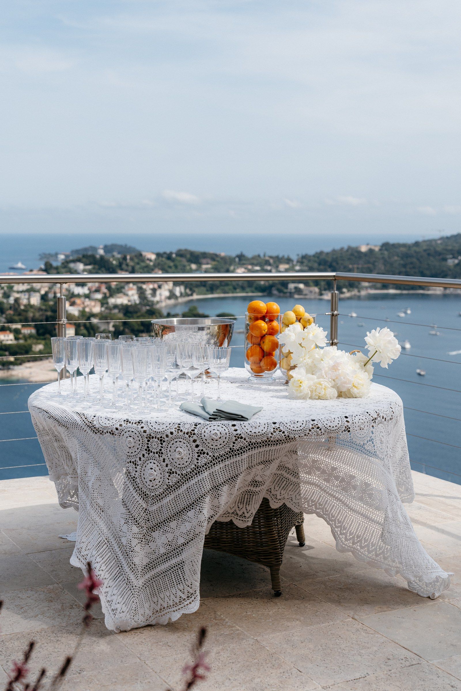 Elegant gold-rimmed plate setting on white linen, a Cap d’Antibes dinner.