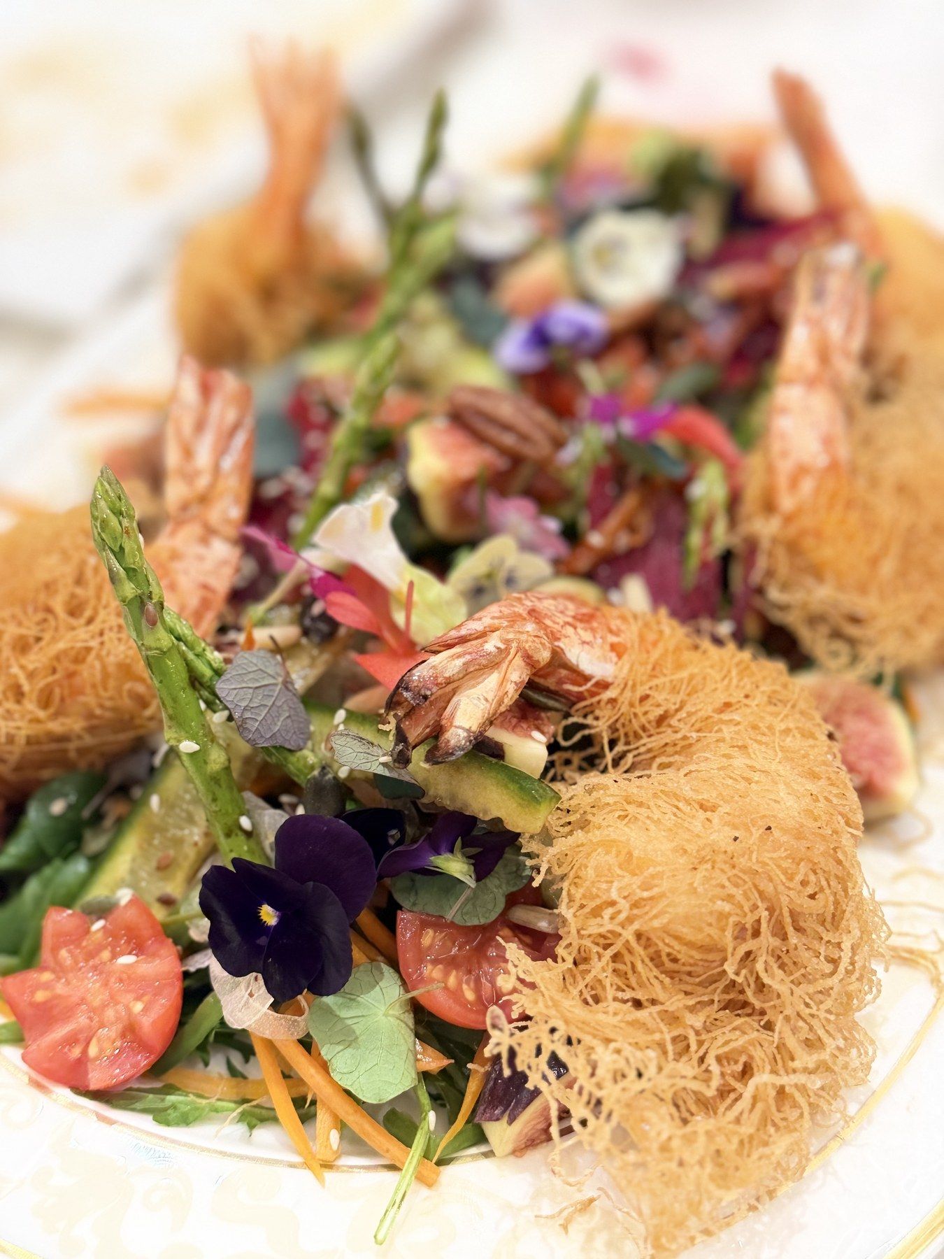 Crevettes croustillantes en kadaïf sur salade fleurie.