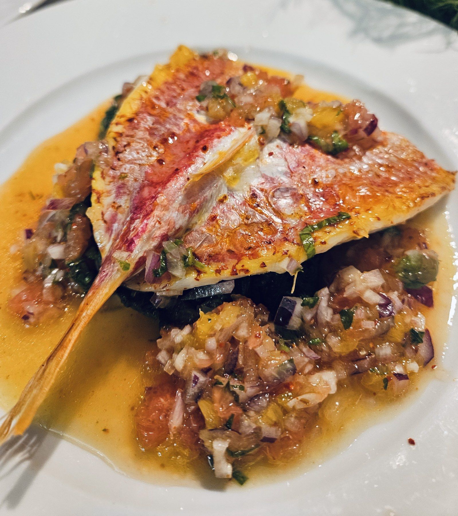 Filets de rouget sur concassée de légumes à la provençale.