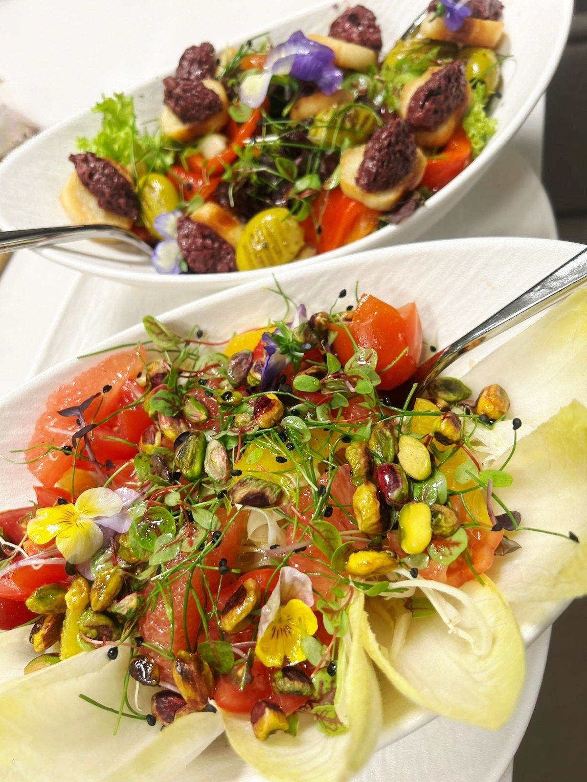 Salades composées d’endives dressées en saladiers.