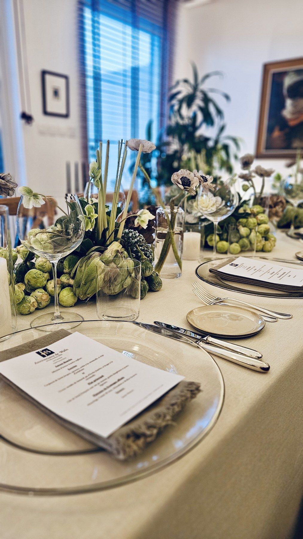 Couvert au menu imprimé, centres de table artichauts et raisins.