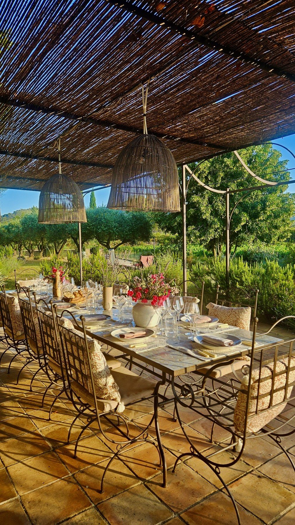 Table dressée en terrasse sous la canisse, lumière d’été.