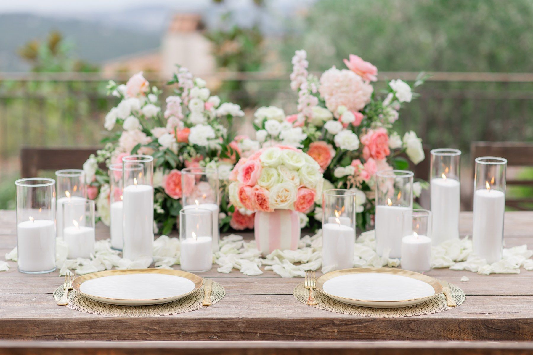 Table de mariage, pivoines roses, roses et bougies.