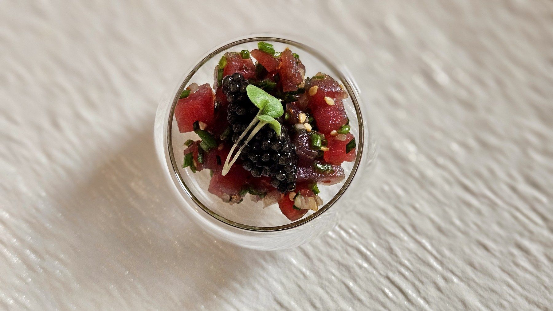 Verrine de tartare de thon, micro-pousses en finition.